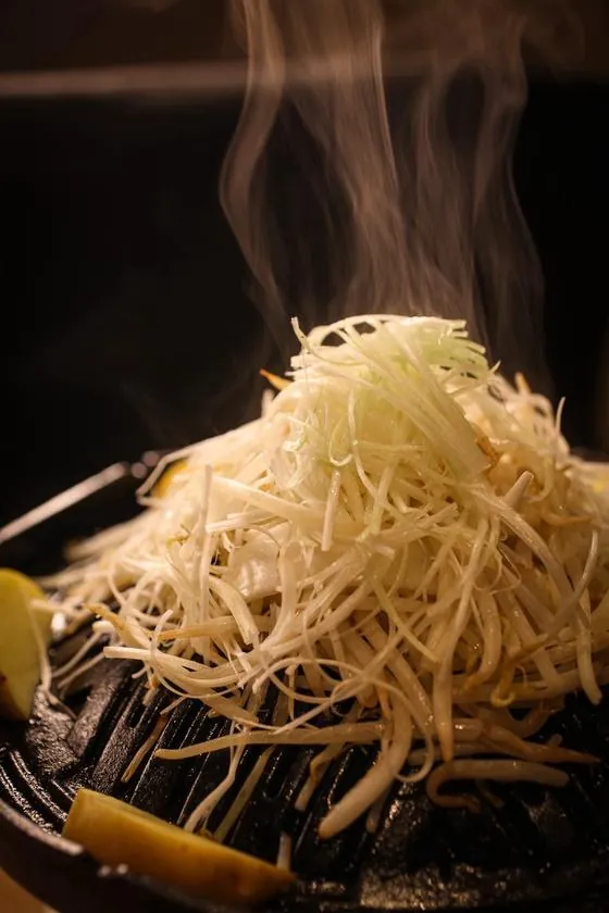 焼き方1｜ジンギスカン鍋の外周に大雪野菜盛りを敷く