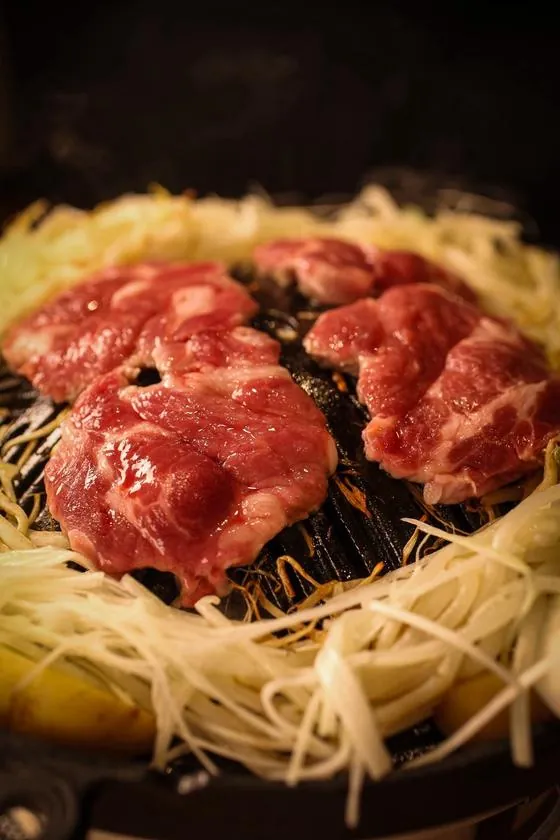 焼き方3｜鍋の中央で生ラムを焼く