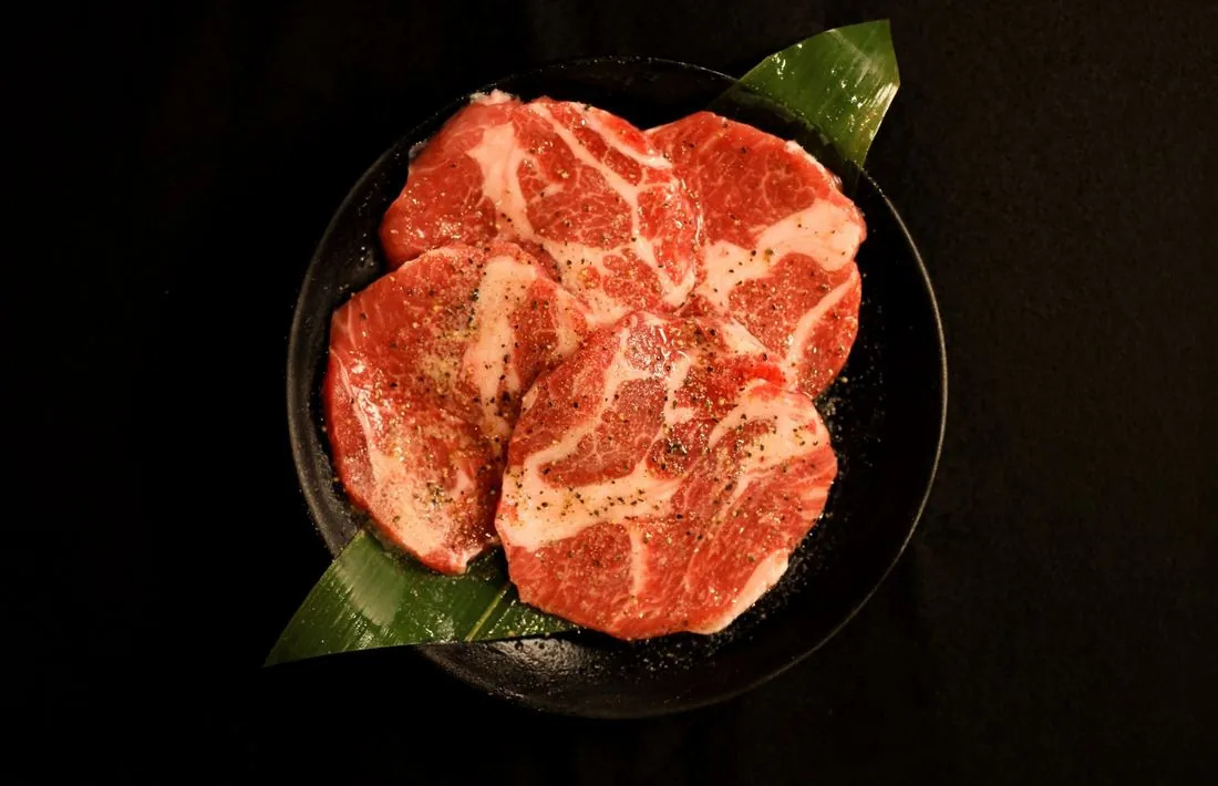 極み塩ジンギスカン。厚切りの生ラムを塩で味わう狸九の看板メニュー